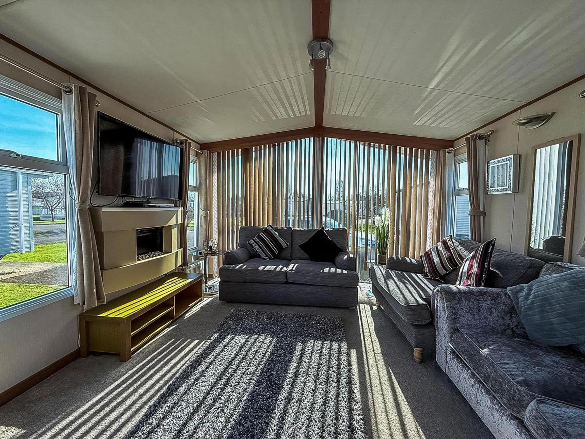 Stunning 6 Berth Caravan With Decking At Southview Holiday Park Ref 33175V Skegness Exteriör bild