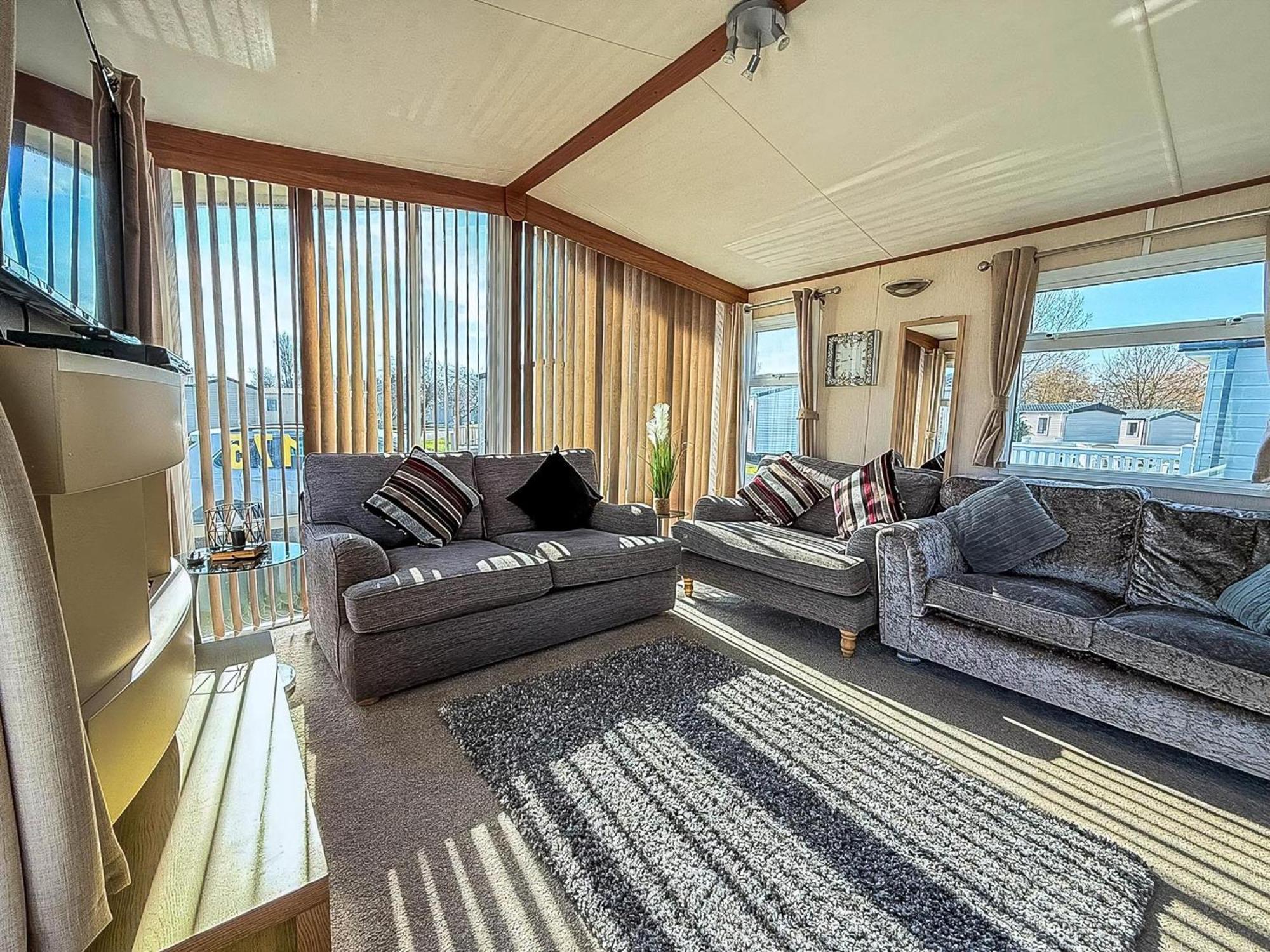Stunning 6 Berth Caravan With Decking At Southview Holiday Park Ref 33175V Skegness Exteriör bild